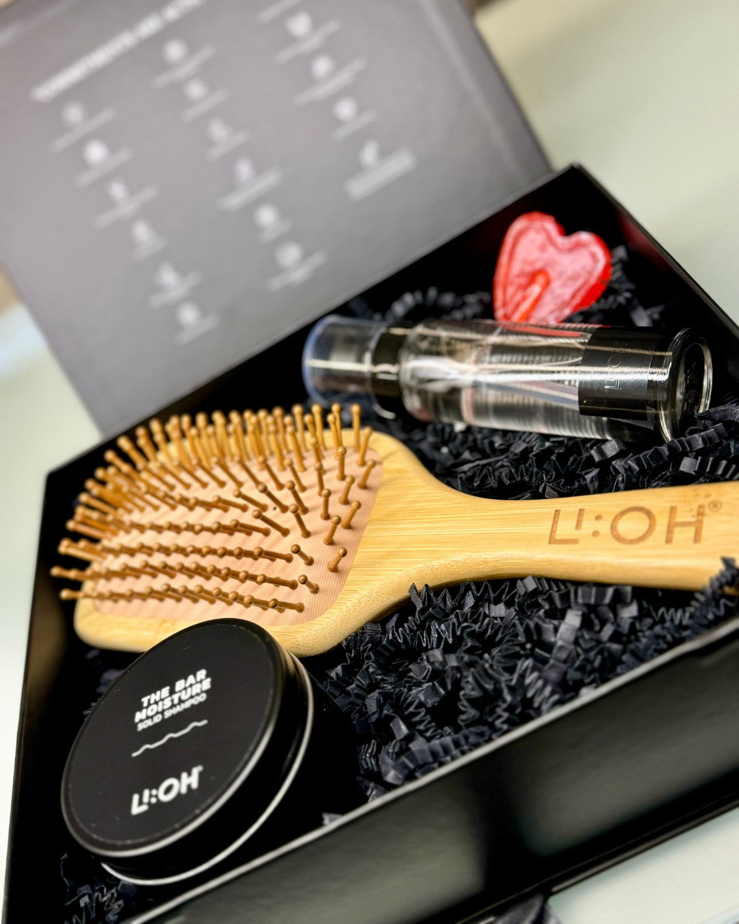 The Brush Luxury – Børsten håret ditt fortjener 🖤 Handle en av våre pakker i dag og få en bambusbørste – helt gratis! 🎁